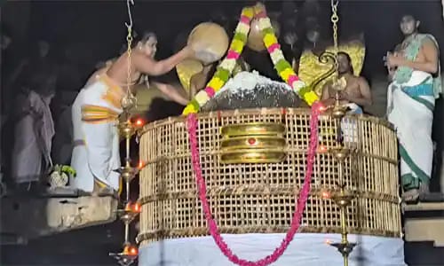 உலகின் மிகப்பெரிய சிவலிங்கமான கங்கைகொண்ட சோழபுரம் பிரகதீஷ்வரருக்கு 1975 கிலோ அரிசி கொண்டு அன்னாபிஷேகம்
