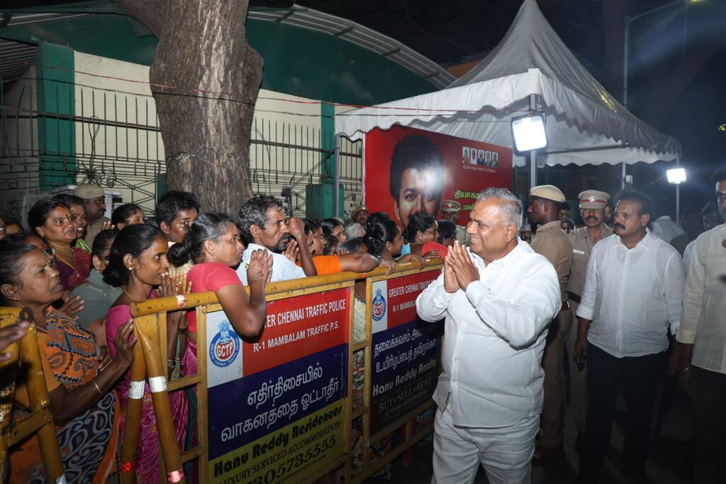 விலையில்லாத் தையல் இயந்திரத்தை அமைச்சர் ஆனந்த் வழங்கினார்
