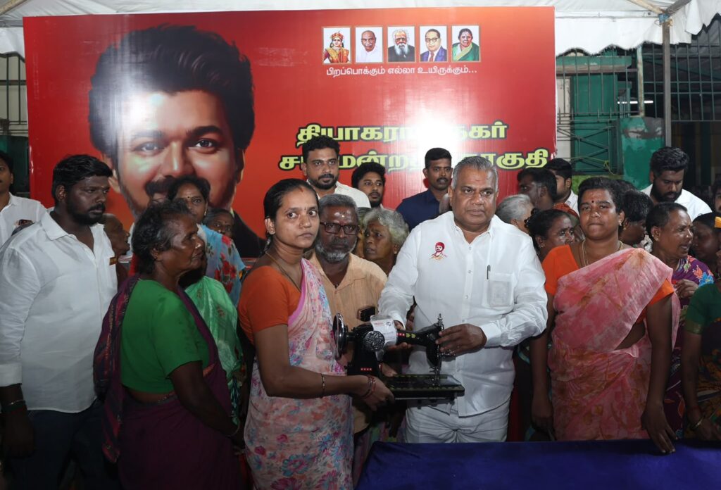 விலையில்லாத் தையல் இயந்திரத்தை அமைச்சர் ஆனந்த் வழங்கினார்