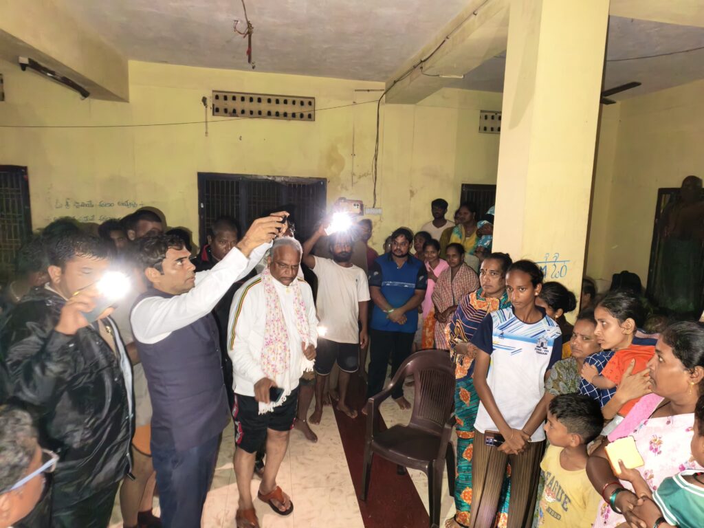 அர்னாப் புயலால் வெள்ளத்தில் மூழ்கிய சாவித்திரி நகரைப் பார்வையிட்ட அமைச்சர் மல்லாடி கிருஷ்ணா ராவ்