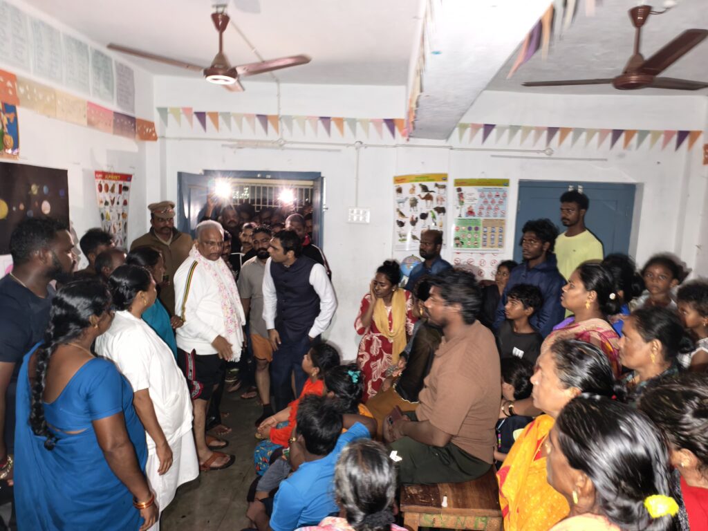 அர்னாப் புயலால் வெள்ளத்தில் மூழ்கிய சாவித்திரி நகரைப் பார்வையிட்ட அமைச்சர் மல்லாடி கிருஷ்ணா ராவ்
