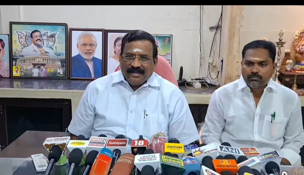 பொய்யான செய்திகளை பரப்பி மத்திய அரசுக்கும் தேர்தல் ஆணையத்திற்கும் காங்கிரஸ் அவப்பெயரை ஏற்படுத்தவும், இதன் மூலம் அரசியல் ஆதாயம் தேட முயற்சிப்பதாகவும் செல்வகணபதி